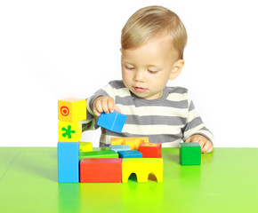 Ein einj&auml;hriger Junge spielt mit Holzspielzeug