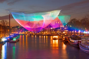 Fototapeten Amsterdamer Lichterfest auf dem Fluss Amstel in Amsterdam Niederlande © Nataraj