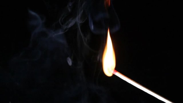 Entz&uuml;nden eines Streichholzes