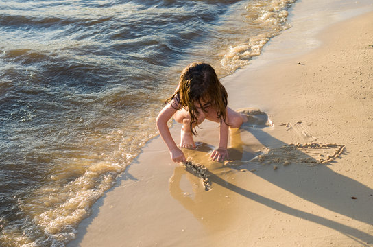 crian&ccedil;as brincando na lagoa