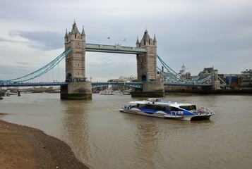 Londyn, Wielka Brytania, widok na Tamizę, płynie wodolot, most Tower Bridge