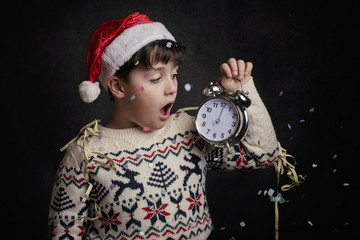 niño sorprendido en nochevieja 