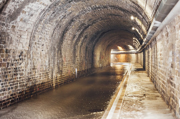 Passage sous tunnel avec rayons de lumière
