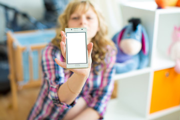 young pregnant woman showing a smartphone with the schedule of pregnancy