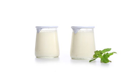 yaourt sur fond blanc