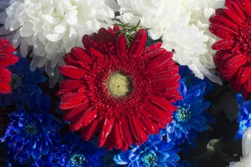 Keuken spatwand met foto bloemstuk met rood,.wit en blauwe bloemen © twanwiermans