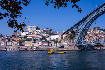 Fototapeta na wymiar Altstadt und Brücke in Porto