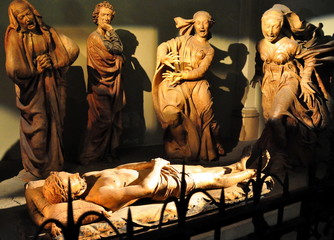 Trauernde Beweinungsgruppe Christi vor dem aufgebahrten Toten in der Chiesa di Santa Maria della Vita - obrazy, fototapety, plakaty