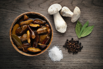 Marinated and raw mushrooms