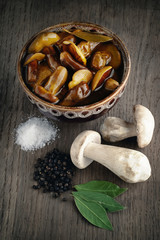 Marinated and raw mushrooms