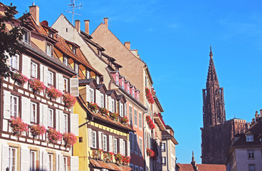 Obraz premium Strasbourg - immeuble alsaciens et cathédrale au second plan