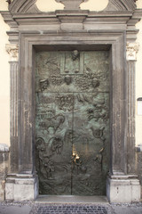 Slovenia, Lubiana, la porta della cattedrale.
