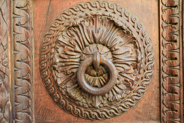 Poignée de porte métal gravé sur rosace en bois