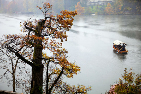 Slovenia, Bled, lago di Bled,una barca sul lgo.