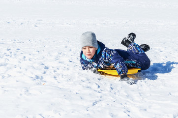 Fototapeta na wymiar Little boy on a winter walk