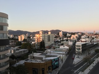 Atardecer desde altura en la ciudad de San Luis, Argentina con vista a las cierras puntanas