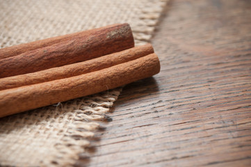 Cannelle séché sur table en bois