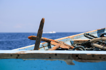 Blick auf Bug, Anker und Seile eines alten Bootes auf dem Weg zu den Gili Islands (Indonesien)