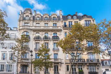 Fototapeta na wymiar Paris, typical facade in the center, beautiful building 