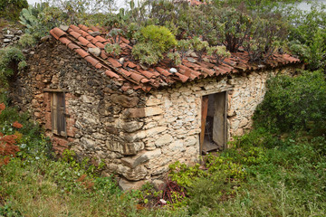 Fototapeta na wymiar Ruined little stone house in Gran Canaria. Spain.