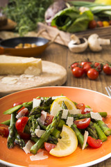 Grüner Spargelsalat mit Tomaten