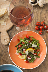 Grüner Spargelsalat mit Tomaten