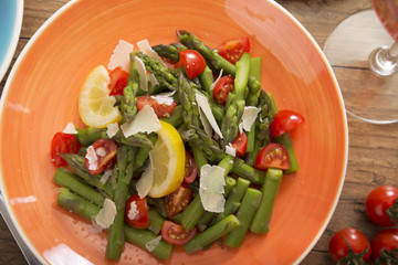 Grüner Spargelsalat mit Tomaten