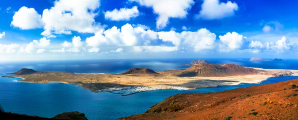 Foto op Aluminium Scenery of volcanic Lanzarote - panoramic view from Mirador del Rio for Graciosa island. Canary islands © Freesurf