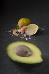 Avokado halbiert mit Schrimps und Limette