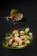 Salat mit Schrimps und Avocado
