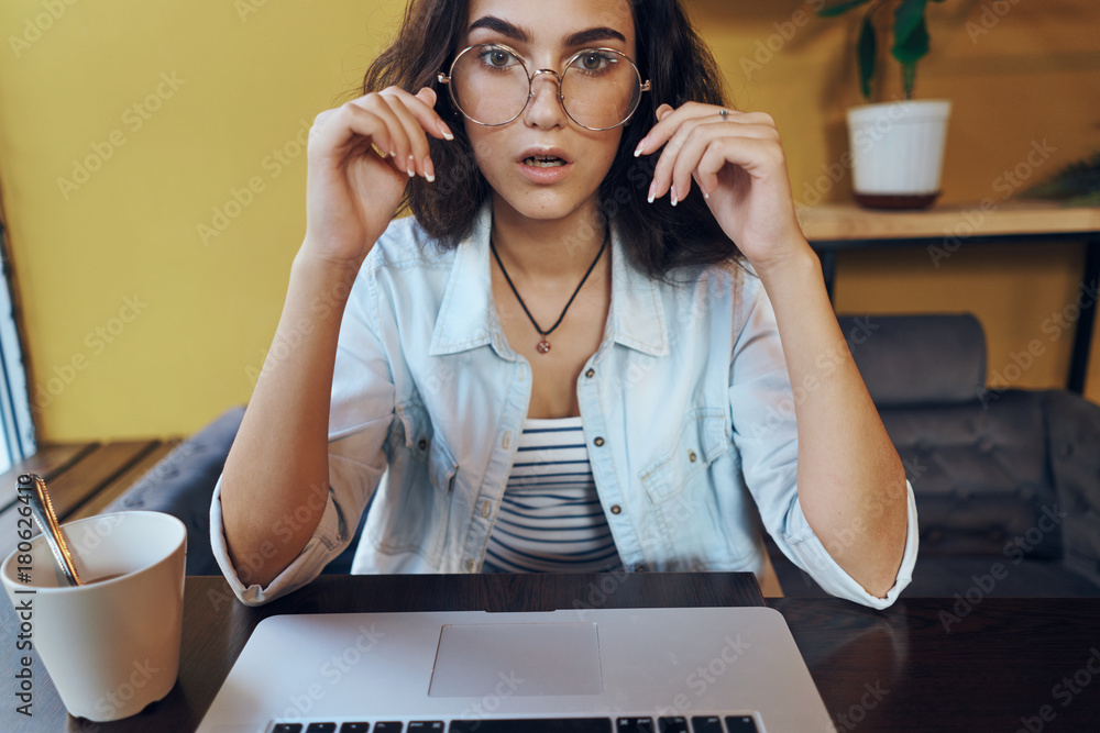 Wall mural surprised girl in front of laptop