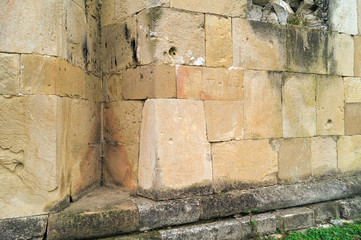 Фрагмент полигональной кладки в облицовке, Бедийский христианский грузинский храм в Абхазии.