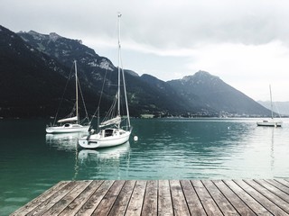 Boote im Bergsee