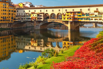 Rivier de Arno en de beroemde brug Ponte Vecchio in de zonnige ochtend in Florence, Toscane, Italië
