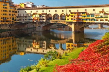 Fotobehang Ponte Vecchio Rivier de Arno en de beroemde brug Ponte Vecchio in de zonnige ochtend in Florence, Toscane, Italië