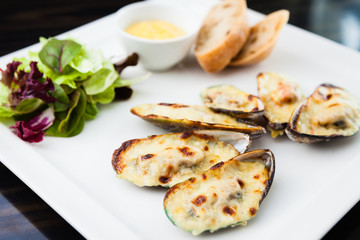 Baked mussels au gratin