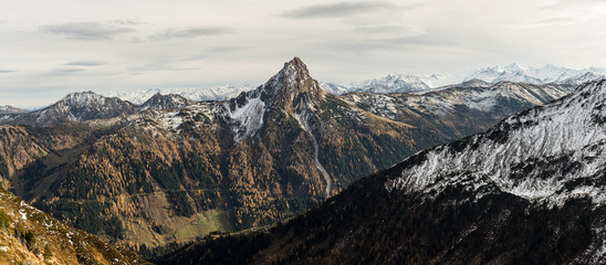 Panorama mit Berglandschaft und Schnee am Gipfel