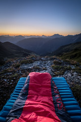 Campen am Berg während Morgendämmerung mit Blick auf den Sonnenaufgang