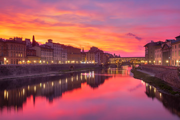 Fototapeta na wymiar River Arno and famous bridge Ponte Vecchio at gorgeous sunrise in Florence, Tuscany, Italy