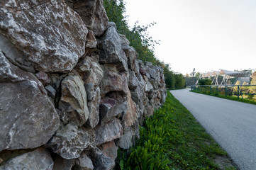 Ściana skalna przy betonowej alejce, Kadzielnia Kielce - obrazy, fototapety, plakaty
