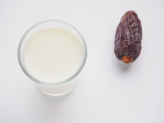 Milk and dates fruit.
