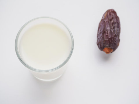 Milk and dates fruit.
