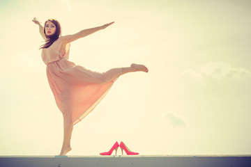 Obraz premium Woman dancing wearing long light pink dress