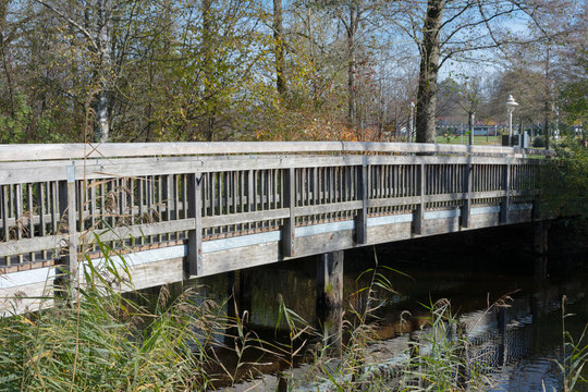 Holzbr&uuml;cke im Wald