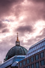 Berliner Dom Kuppel und rosa Himmel