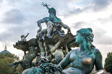 Fototapeta na wymiar Neptunbrunnen mit allegorischer Figur Rhein als Frau