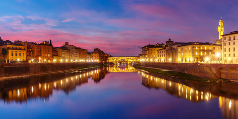 Fototapeta na wymiar Panoramic view of River Arno and famous bridge Ponte Vecchio at sunset in Florence, Tuscany, Italy