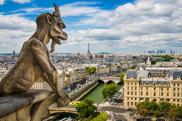 Naklejka premium Gargulec na Notre Dame z panoramą Paryża