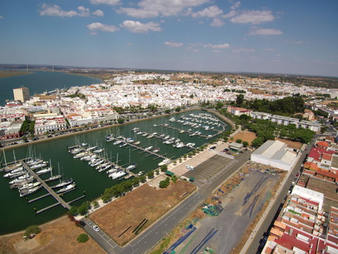 Vista aerea del Puerto de Ayamonte, ciudad de la provincia de Huelva, Andalucía, situada junto a la desembocadura del río Guadiana