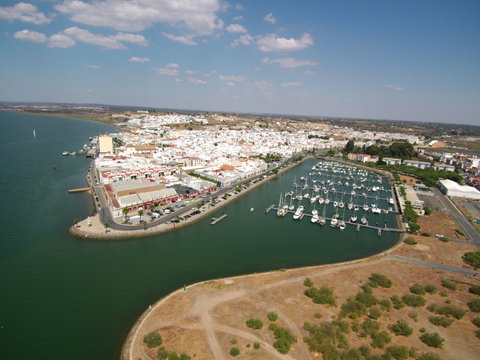Vista aerea de Ayamonte, ciudad de la provincia de Huelva, Andalucía, situada junto a la desembocadura del río Guadiana
